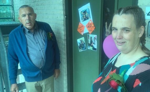 Tonnie en miranda bij appartement